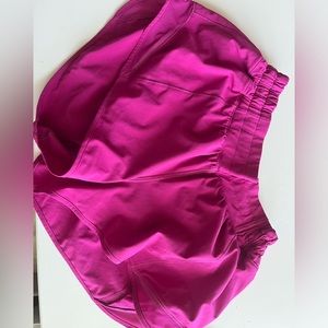 Lululemon hotty hots 2.5” ripened raspberry size 6